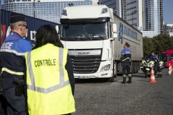 Cảnh sát Pháp phát hiện 31 người trốn trong thùng xe tải bịt kín