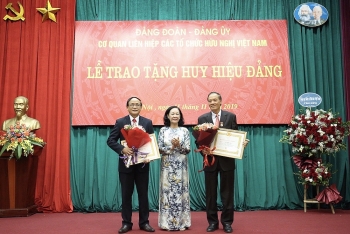 trao huy hieu dang cho ong tran dinh dan va ong nguyen van kien