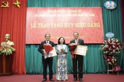 Trao Huy hiệu Đảng cho ông Trần Đình Đàn và ông Nguyễn Văn Kiền