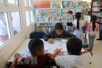 dai su quan viet nam tang 500 dau sach cho thu vien tinh kampong speu campuchia