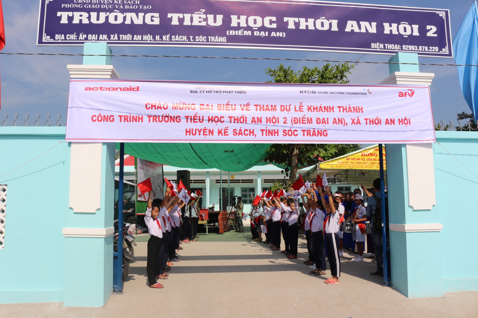 actionaid viet nam thay ao moi cho truong tieu hoc o soc trang