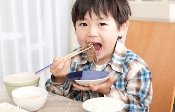 Bí quyết rèn con cách ăn uống lịch thiệp như người Pháp