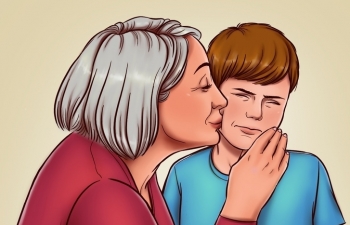 Nguy hiểm khôn lường từ việc bố mẹ ép con phải ôm hôn người khác