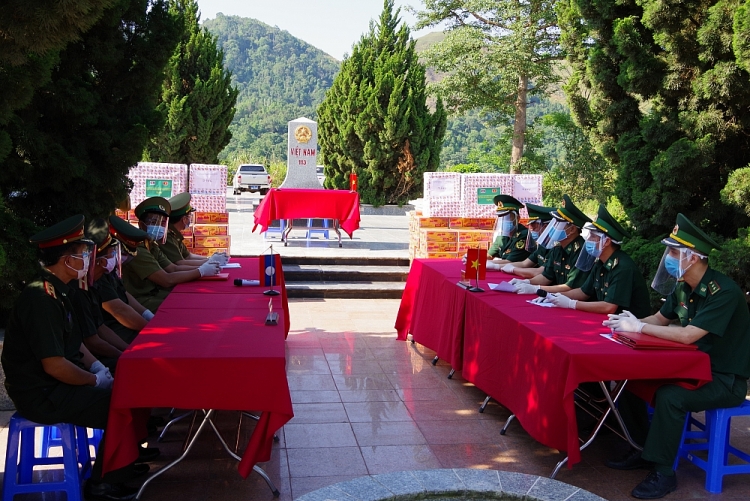 Điện Biên trao tặng vật chất phòng, chống dịch Covid-19 cho lực lượng bảo vệ biên giới Lào