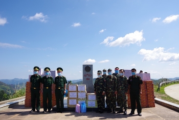 Điện Biên trao tặng vật chất phòng, chống dịch Covid-19 trị giá trên 100 triệu đồng cho lực lượng bảo vệ biên giới Lào