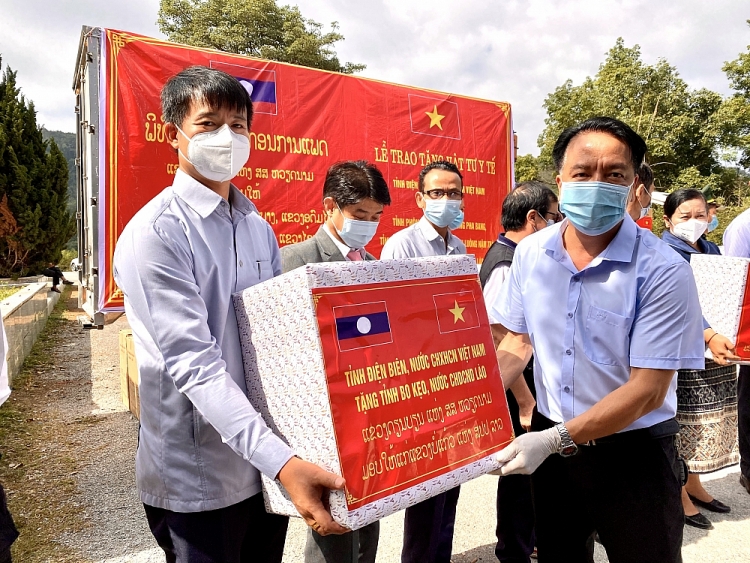 Điện Biên trao tặng cho 6 tỉnh Bắc Lào vật tư y tế phòng dịch Covid-19
