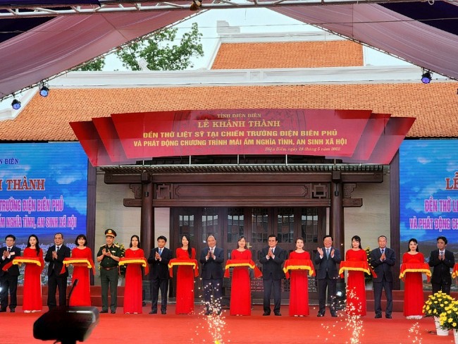 Chủ tịch nước Nguyễn Xuân Phúc cắt băng khánh thành Đền thờ Liệt sĩ tại chiến trường Điện Biên Phủ