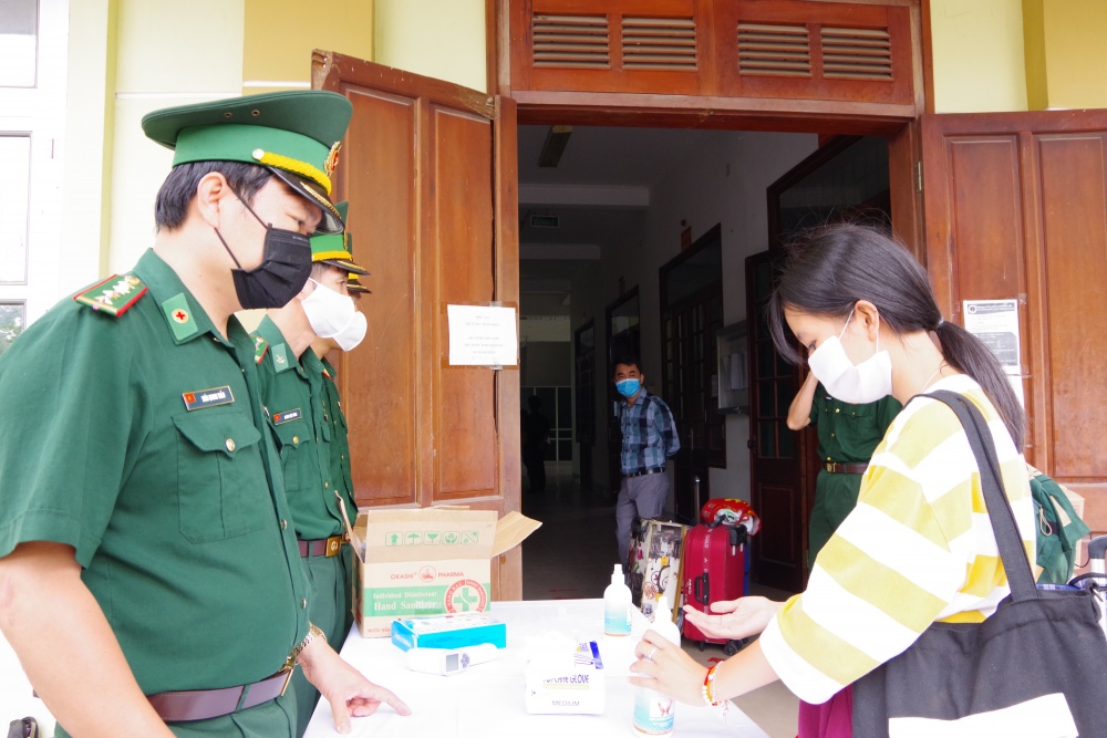 Điện Biên làm thủ tục nhập cảnh cho hơn 1.000 du học sinh Lào