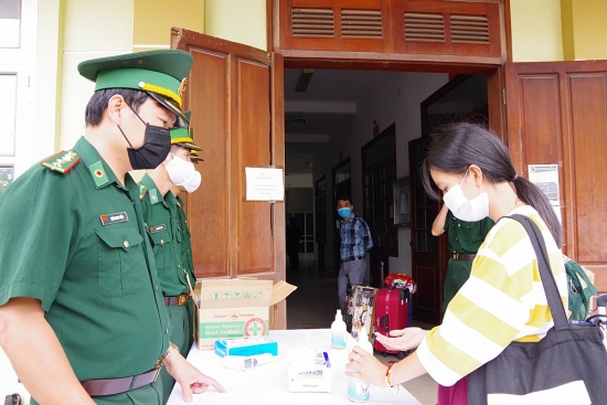 Điện Biên làm thủ tục nhập cảnh cho hơn 1.000 du học sinh Lào