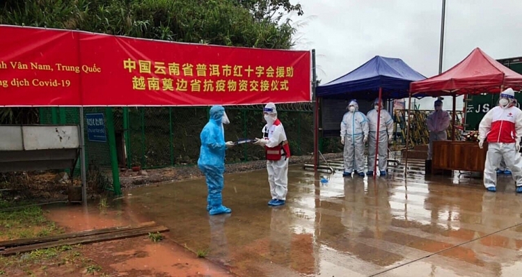 Thành phố Phổ Nhĩ (Trung Quốc) tặng vật tư y tế giúp Điện Biên (Việt Nam) chống dịch Covid-19