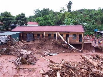 Điện Biên: Lũ lớn làm ngập nhà ở tập thể giáo viên