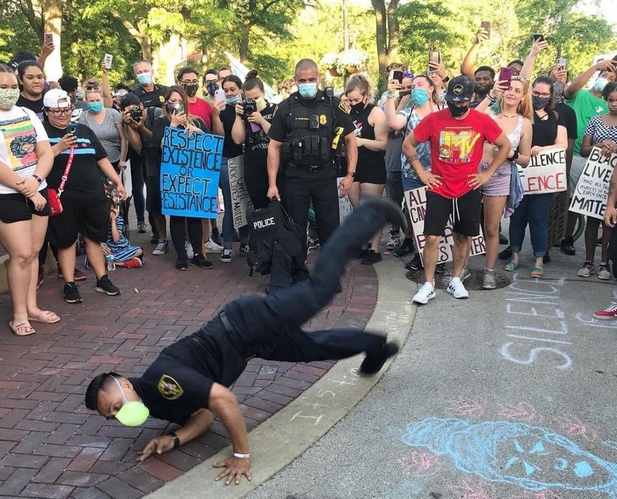 Cảnh sát Mỹ nhảy breakdance cực đỉnh 'đáp lễ' người biểu tình