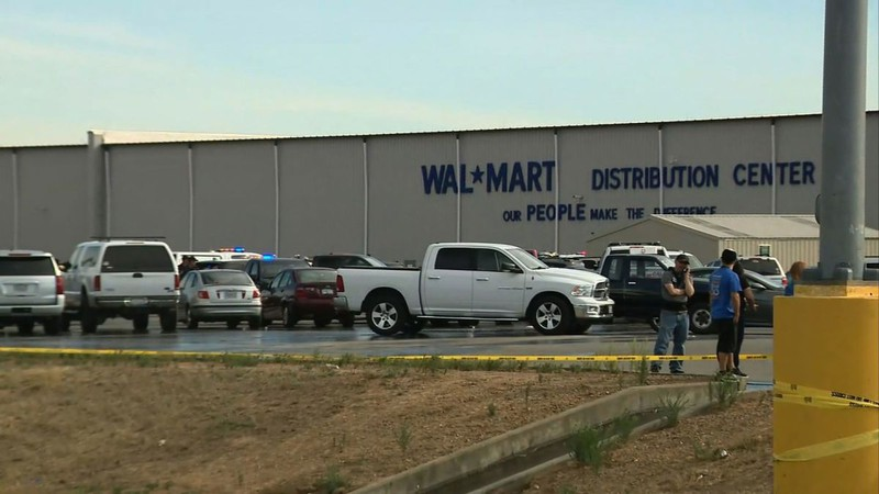 Xả súng ở Walmart: 30 vòng đấu súng nghẹt thở giữa cảnh sát và thủ phạm