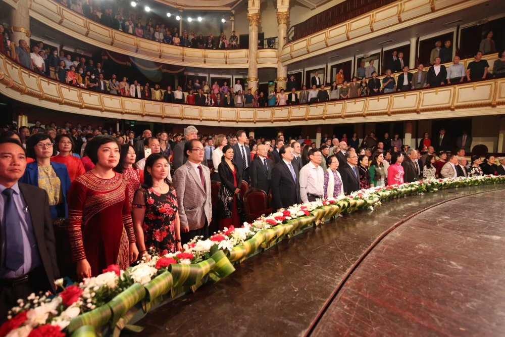các đại biểu thực hiện nghi lễ chào cờ tại Lễ kỷ niệm 70 năm thiết lập quan hệ ngoại giao giữa Việt Nam-Bulgaria.