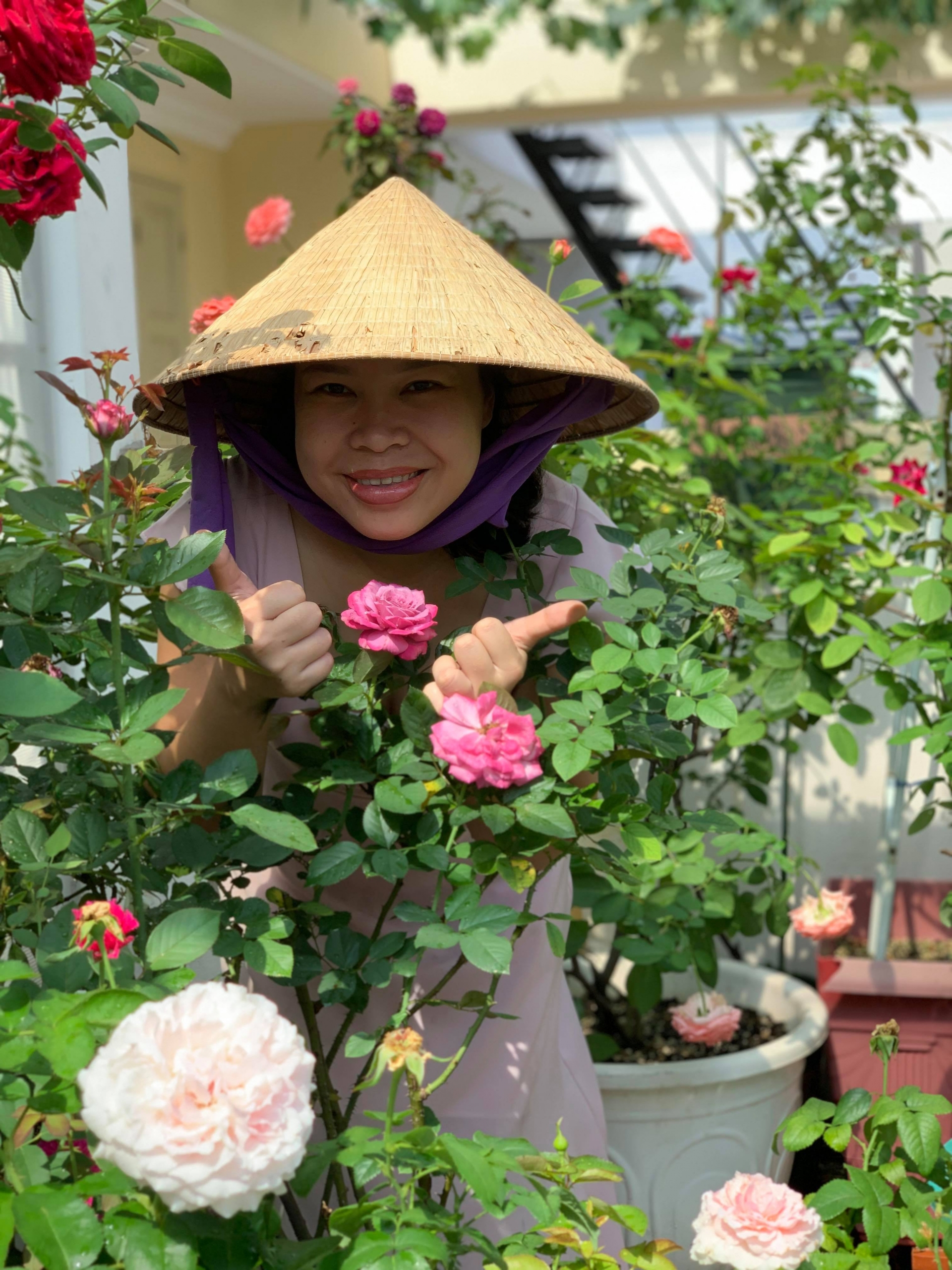 Vườn hồng trên sân thượng đẹp Việt Nam - Muôn ánh màu hồng rực rỡ từ những bông hoa hồng trên sân thượng đã đem đến không gian tuyệt vời cho bất kỳ ai muốn trốn khỏi thị trấn nhộn nhịp. Với vườn hồng trên sân thượng đẹp Việt Nam này, bạn sẽ được thưởng thức những cảnh quan tuyệt đẹp và thư giãn sau một ngày dài làm việc. Nhấp chuột xem hình ảnh để tận hưởng một chuyến phiêu lưu đầy ấn tượng trên sân thượng của Việt Nam.