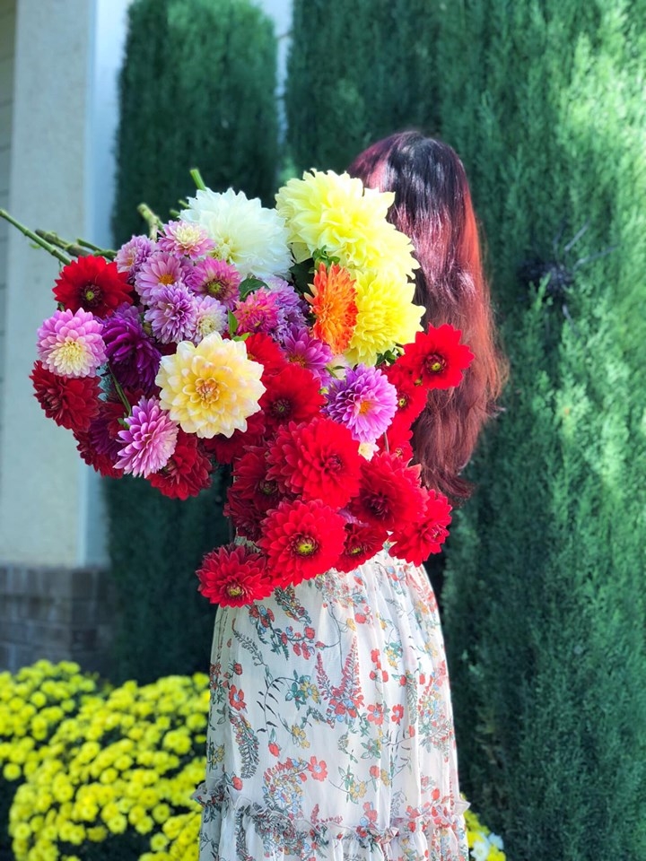 Người phụ nữ Việt ở Mỹ sống an yên trong ngôi nhà vườn có thảm hoa rực rỡ
