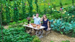 Cặp đôi sống hạnh phúc và tự túc nhờ trồng rau, làm vườn ở ngoại ô sau tốt nghiệp đại học