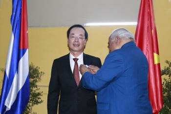 Nhà nước Cuba trao tặng Huân chương Hữu Nghị cho nguyên Bộ trưởng Xây dựng Phạm Hồng Hà