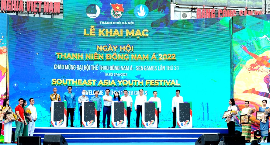 Lãnh đạo thành phố nhấn nút khai mạc “Festival Thanh niên Đông Nam Á”.