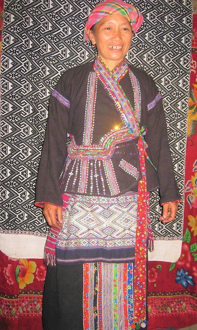 Ý nghĩa hoa văn trên trang phục truyền thống dân tộc Lào
