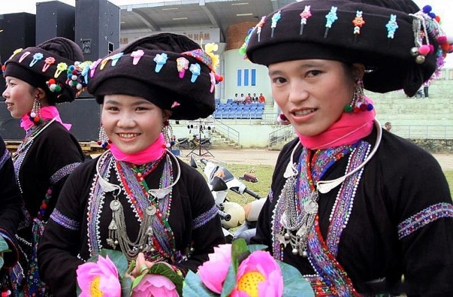 Ý nghĩa hoa văn trên trang phục truyền thống dân tộc Lào