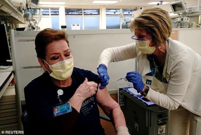 Một lượng lớn nhân viên y tế Mỹ kiên quyết từ chối tiêm vaccine COVID-19