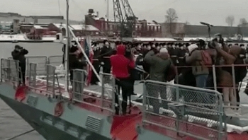 Video: Mải tìm góc quay đẹp tại lễ chuyển giao tàu hộ tống, quay phim hụt chân ngã ùm nước