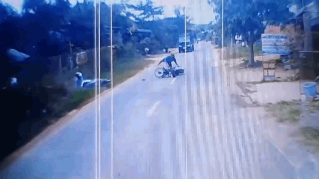 Camera giao thông: Sau va chạm, người đàn ông vứt xe cầm gậy đuổi đánh đối phương