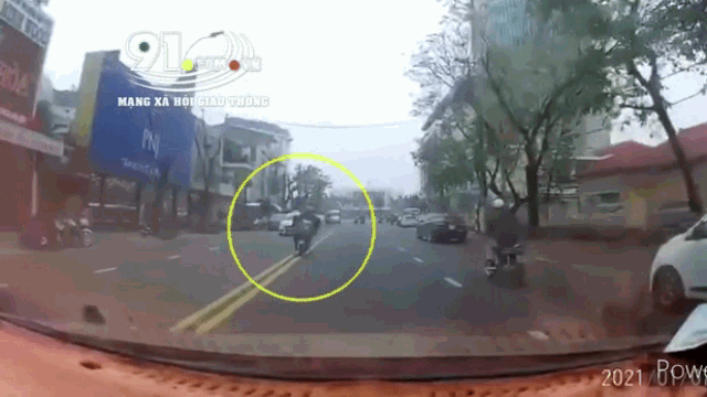 Camera giao thông: Nữ "ninja" lấn làn, tông trực diện vào đầu ô tô