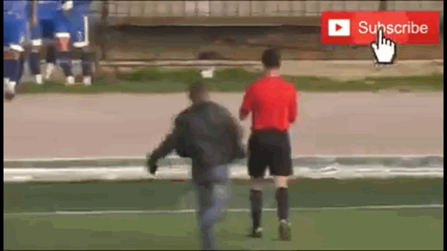 Video: Hứng cú đá song phi ngã sấp mặt, trọng tài nổi điên đấm CĐV trên sân để "rửa hận"