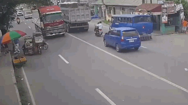 Camera giao thông: Phản xạ cực nhanh khi xe đầu kéo lao đến, người đàn ông tự cứu mạng trong gang tấc
