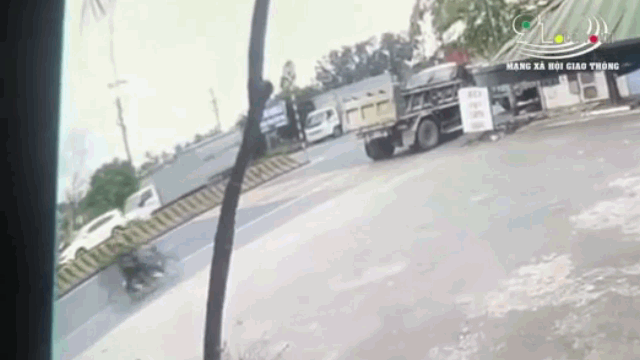 Camera giao thông: Kinh hoàng cảnh xe máy kẹp 3 tông thẳng vào đuôi xe tải