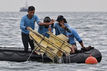 Tiết lộ nguyên nhân ban đầu vụ máy bay Indonesia chở 62 người rơi xuống biển