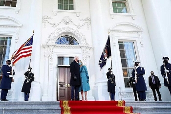 Vợ chồng Tổng thống Biden "bối rối" vì không thấy ai mở cửa khi về Nhà Trắng
