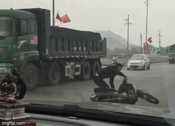 Camera giao thông: Người đàn ông đi xe máy liên tục lạng lách, chặn đầu định hành hung tài xế xe tải
