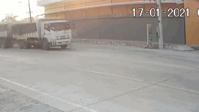 Camera giao thông: Xe tải đang chạy bất ngờ văng bánh lông lốc giữa đường khiến nhiều người bạt vía