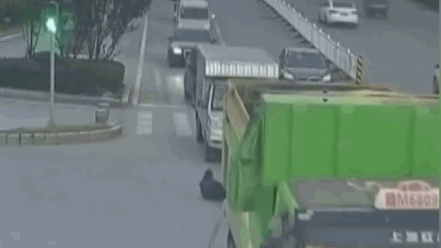 Camera giao thông: Bị cuốn vào gầm sau pha tạt đầu xe tải, người phụ nữ sống sót khó tin