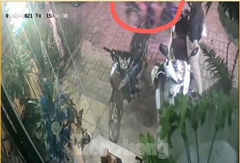 Video: Đứng trước nhà gọi điện, cô gái bị nhóm cướp lướt qua "vợt" luôn túi xách