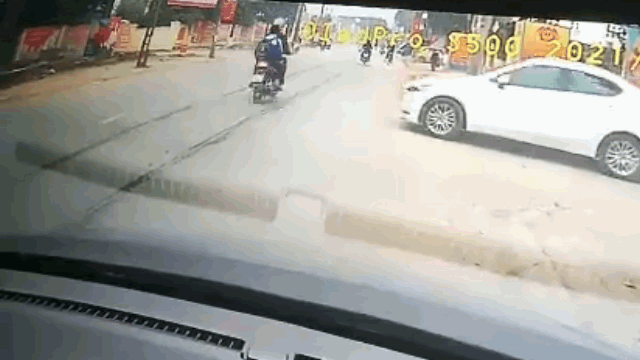 Camera giao thông: Nhầm chân ga, nữ tài xế lao xe đánh sầm vào cột điện