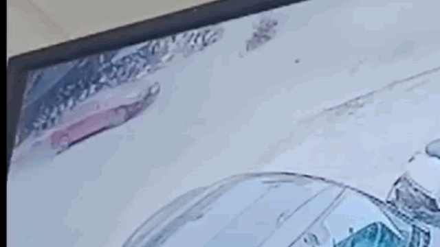 Camera giao thông: Sau cú va chạm, thanh niên bay qua nắp capo như phim hành động Camera giao thông: Sau cú va chạm, thanh niên bay qua nắp capo như phim hành động