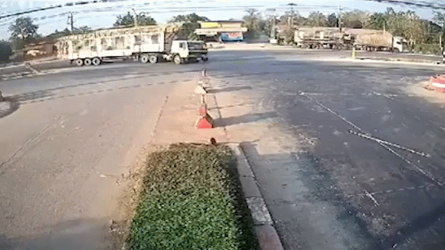 Camera giao thông: Kinh hoàng khoảnh khắc xe tải khổng lồ chở mía lật nhào tại khúc cua