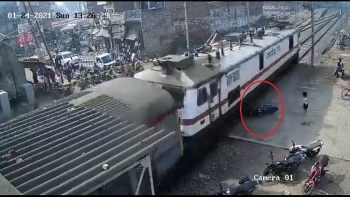 Camera giao thông: Cố băng qua đường ray, tài xế xe máy suýt bị tàu hỏa tông trúng