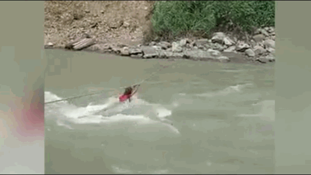Video: Xót xa cảnh bé gái đu bám dây trên dòng nước xiết để qua sông