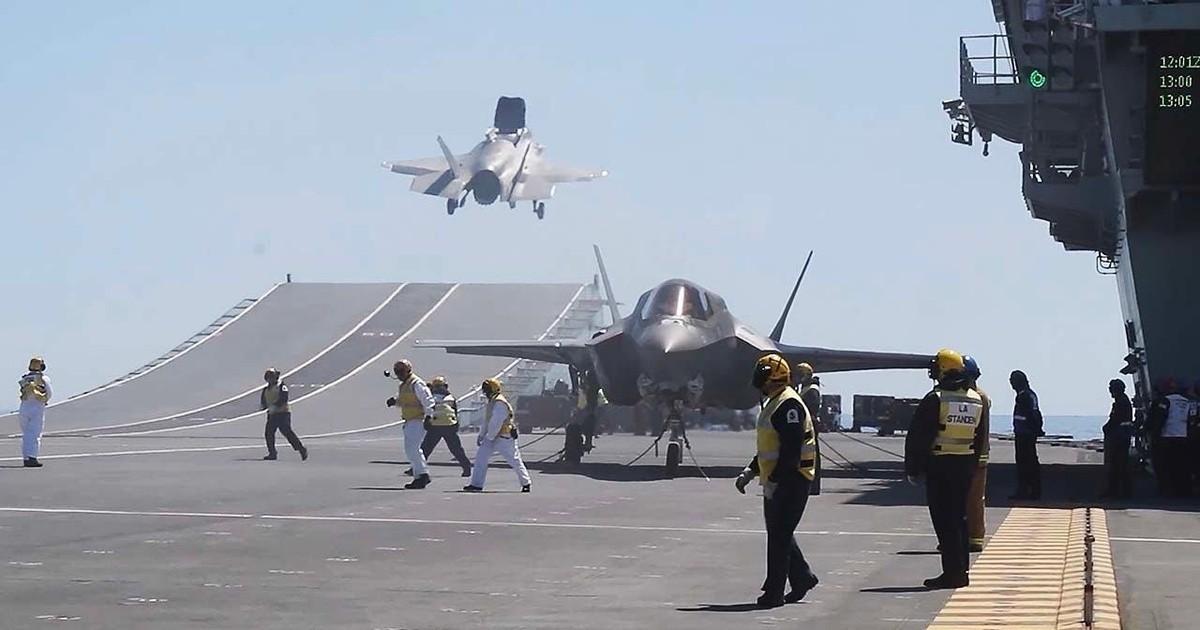 Tung clip F-35B rơi trên tàu sân bay HMS Queen Elizabeth, một lính Hải quân Anh bị bắt