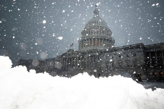 Thủ đô Washington bị 'nhấn chìm' trong bão tuyết