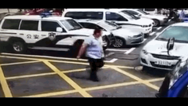 Video: Lao ra đường ăn vạ nhầm xe cảnh sát, người đàn ông nhận cái kết muối mặt