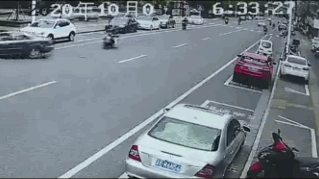 Camera giao thông: Tài xế đạp nhầm chân ga khiến ô tô đâm loạn xạ trên phố đông
