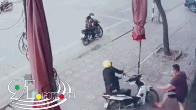 Video: Người phụ nữ cầm mũ bảo hiểm quyết đuổi theo 2 tên trộm xe máy