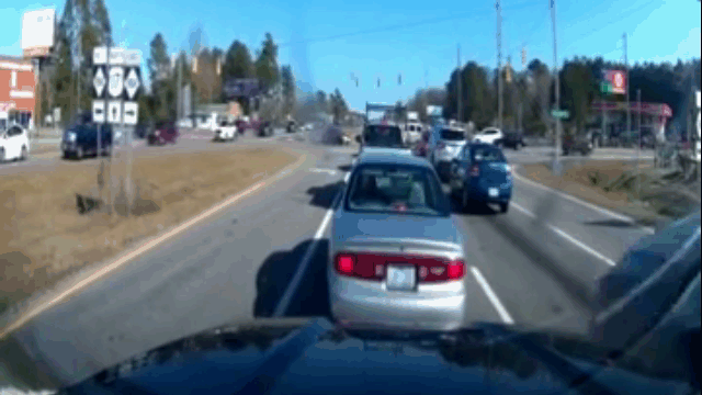 Camera giao thông: Lao như tên bắn, Toyota Tundra "dồn toa" cùng lúc 8 xe ô tô đang chờ đèn đỏ