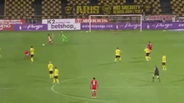 Video: Cầu thủ lao tới cướp bóng của thủ môn rồi ghi bàn gây ngỡ ngàng